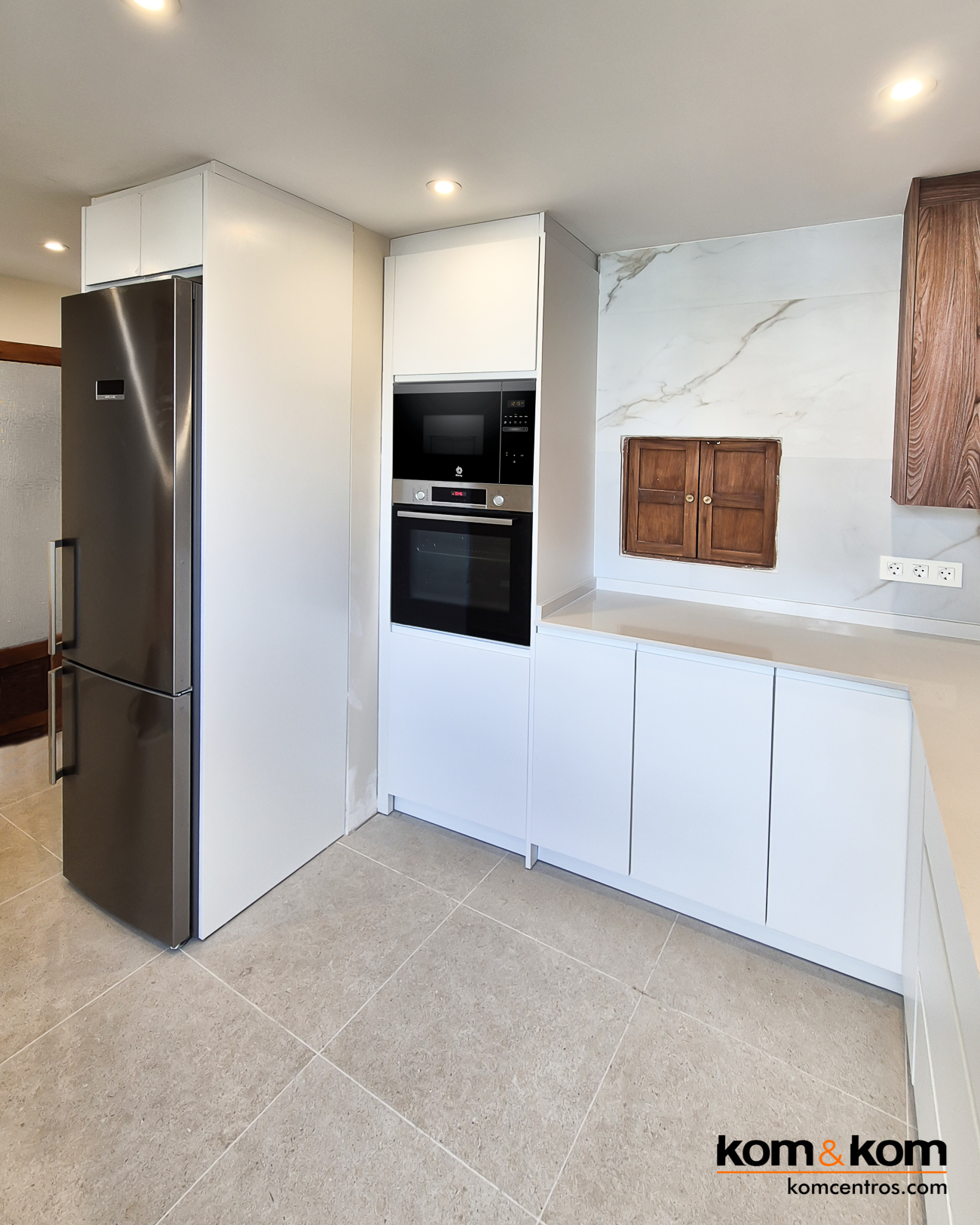 cocina moderna blanca y madera nogal sin tiradores